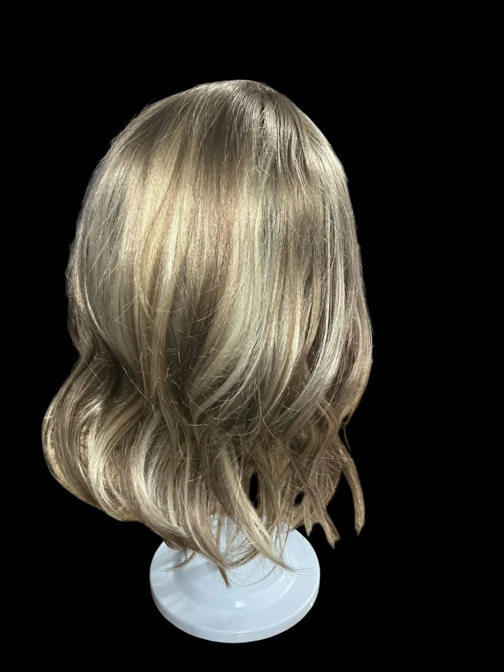 CSC Kelley. Blonde Layered Synthetic Wig with Natural Waves